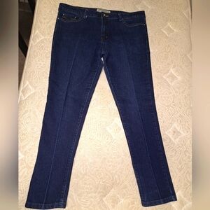 A pair of 1826 straight leg jeans with studded pockets and buttons ladies 19"